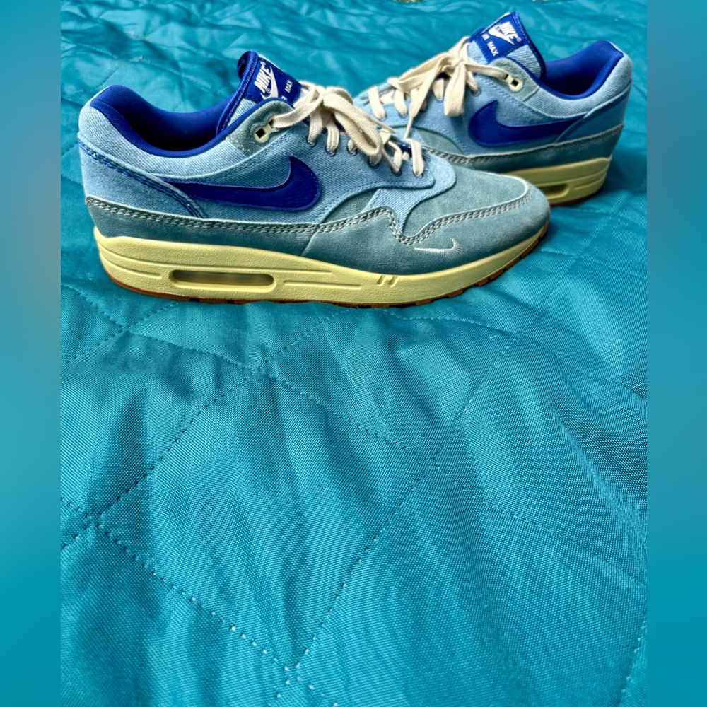 Nike Air Max Blue Cream Sneakers with Visible Air Cushioning